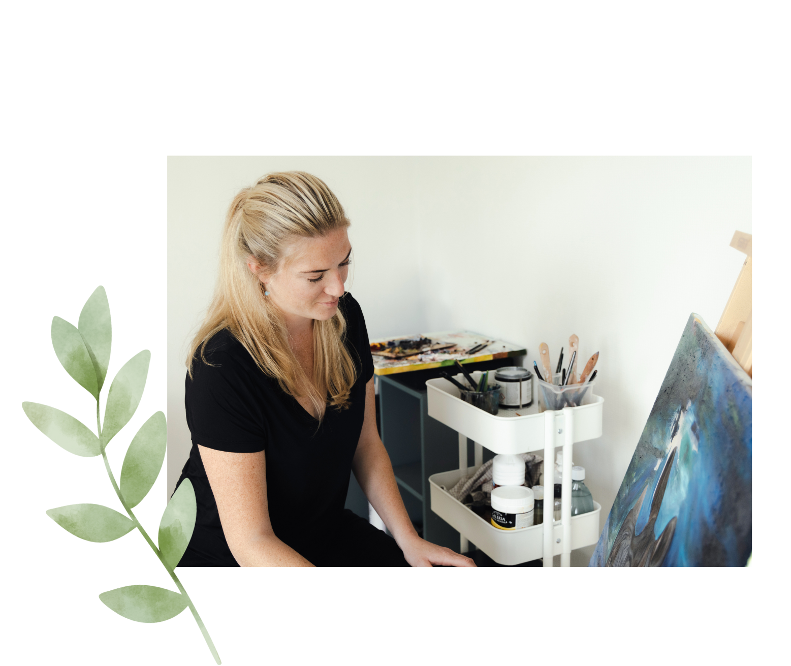 Josie Ryan painting wildlife art on a canvas | Wildlife and Conservation Artist at Work