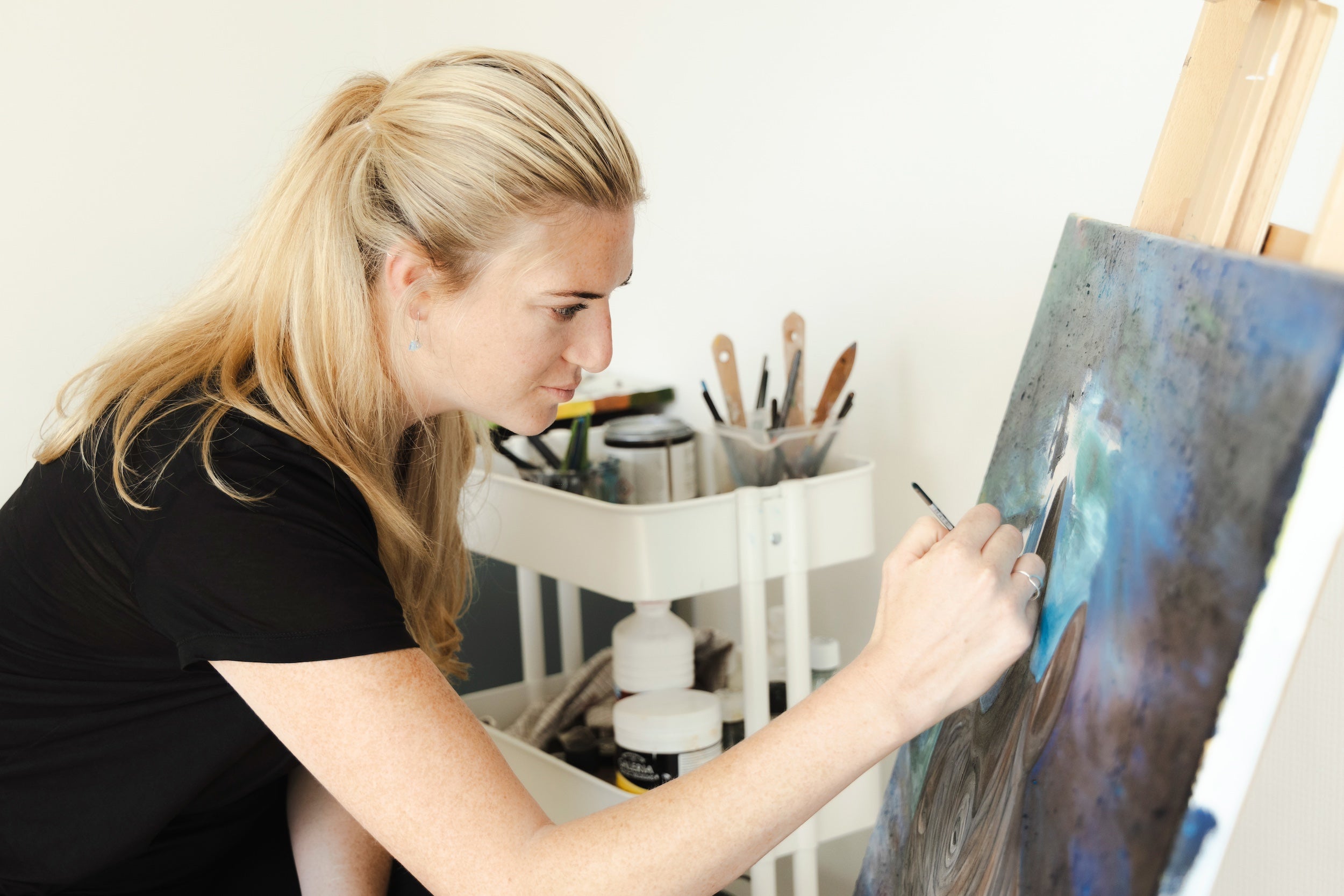 Josie Ryan painting wildlife art on a canvas | Wildlife and Conservation Artist at Work